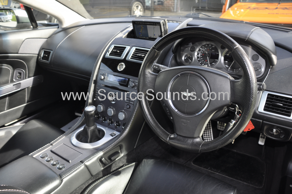 Aston Martin Vantage V8 2006 ipod upgrade 002