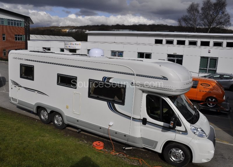autotrail-motorhome-2007-solar-panel-and-satellite-dish-003