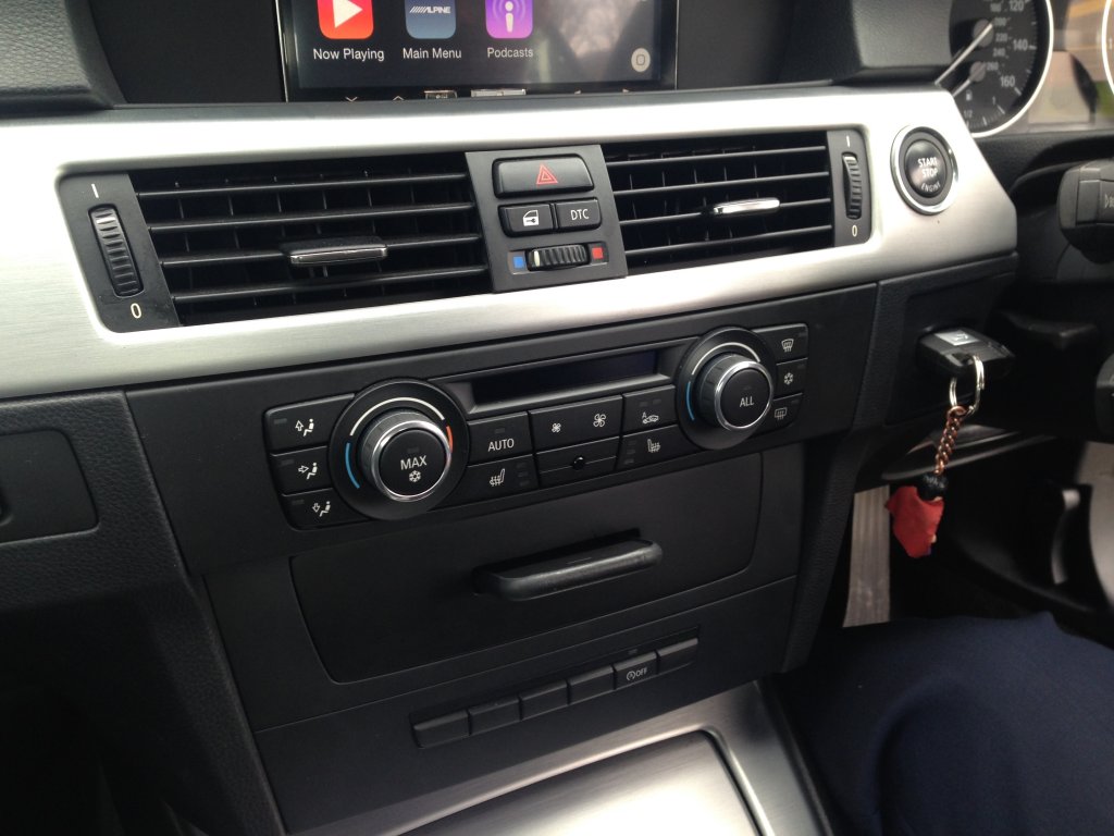BMW 3 Series 2010 custom dashboard Alpine 012.JPG