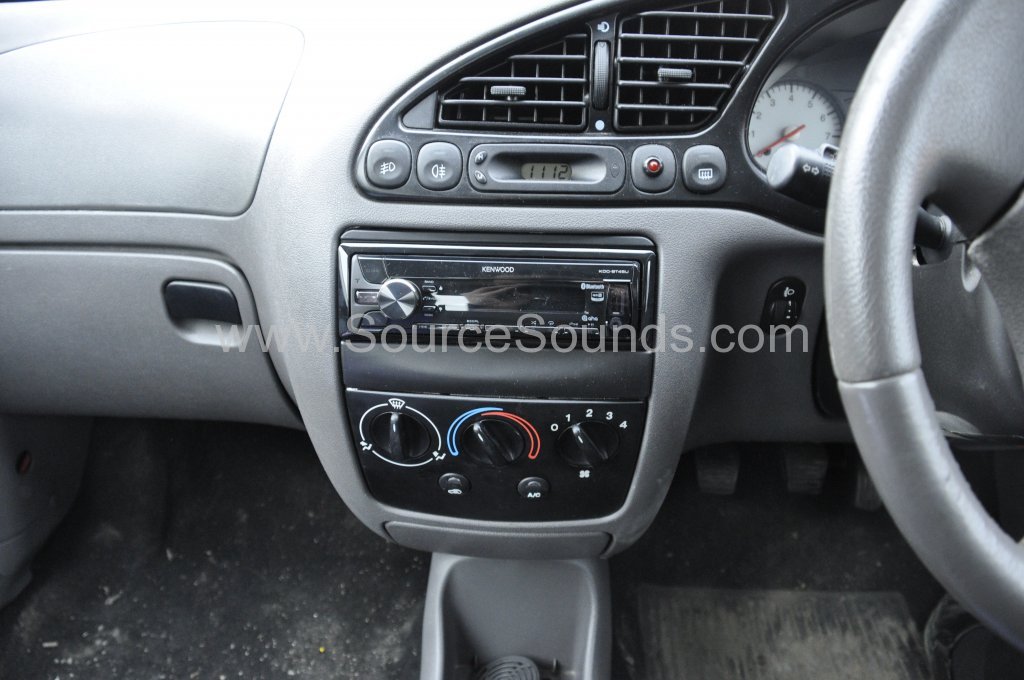Ford Fiesta 2000 stereo upgrade 003