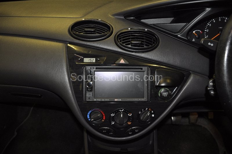 ford-focus-2002-double-din-stereo-upgrade-002