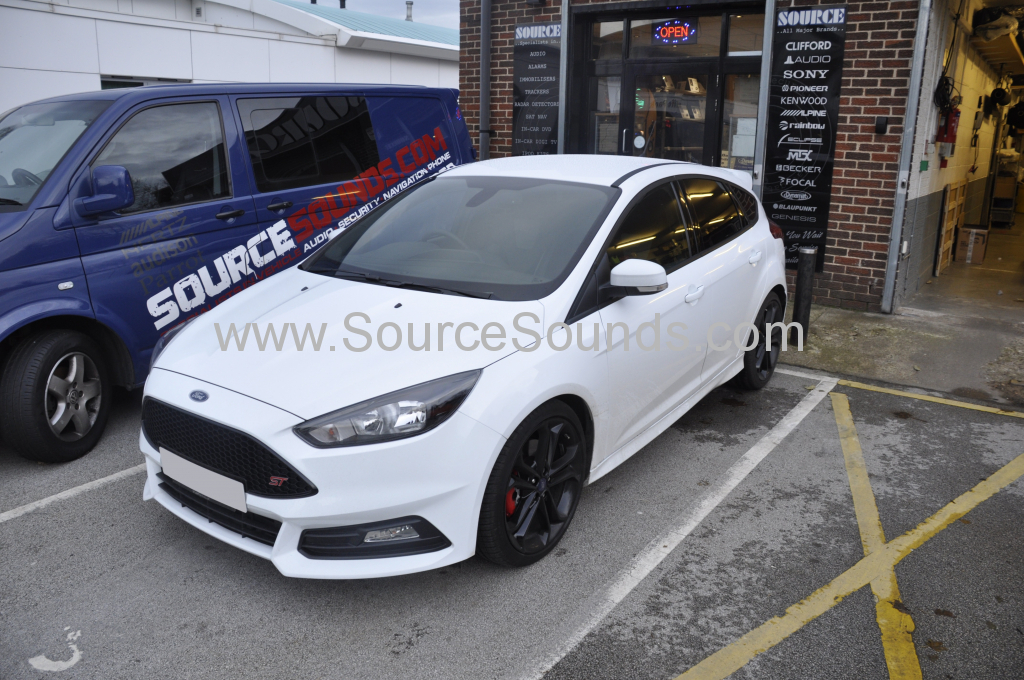 Ford Focus ST 2015 rear parking sensors upgrade 001