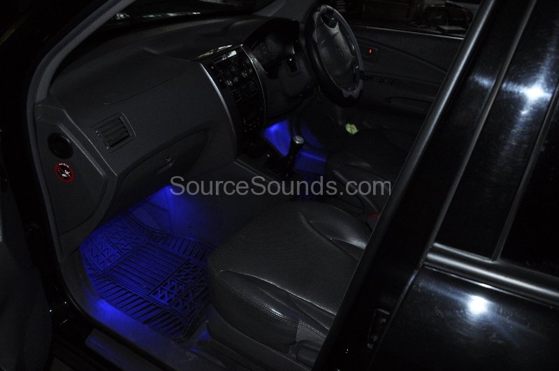 hyundai-tucson-2005-footwell-lighting-003