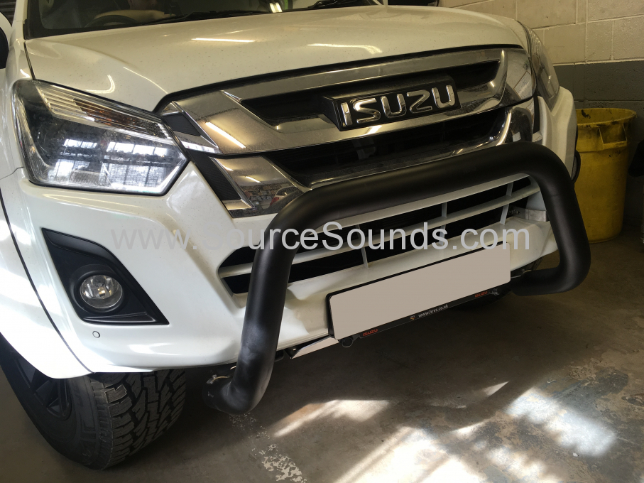 Isuzu DMax 2017 front sensors 002