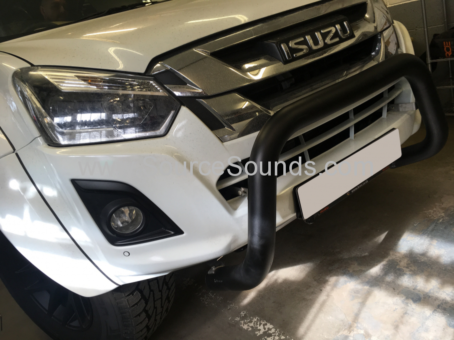 Isuzu DMax 2017 front sensors 003