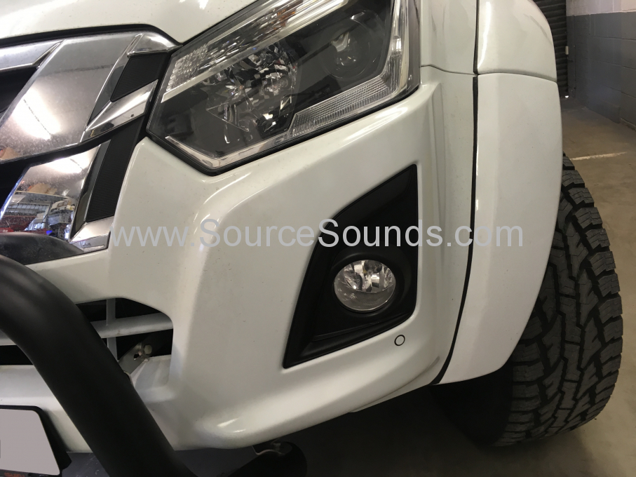 Isuzu DMax 2017 front sensors 006