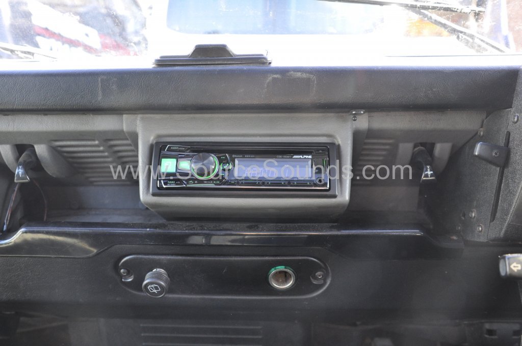 Landrover Defender 1995 stereo upgrade 003