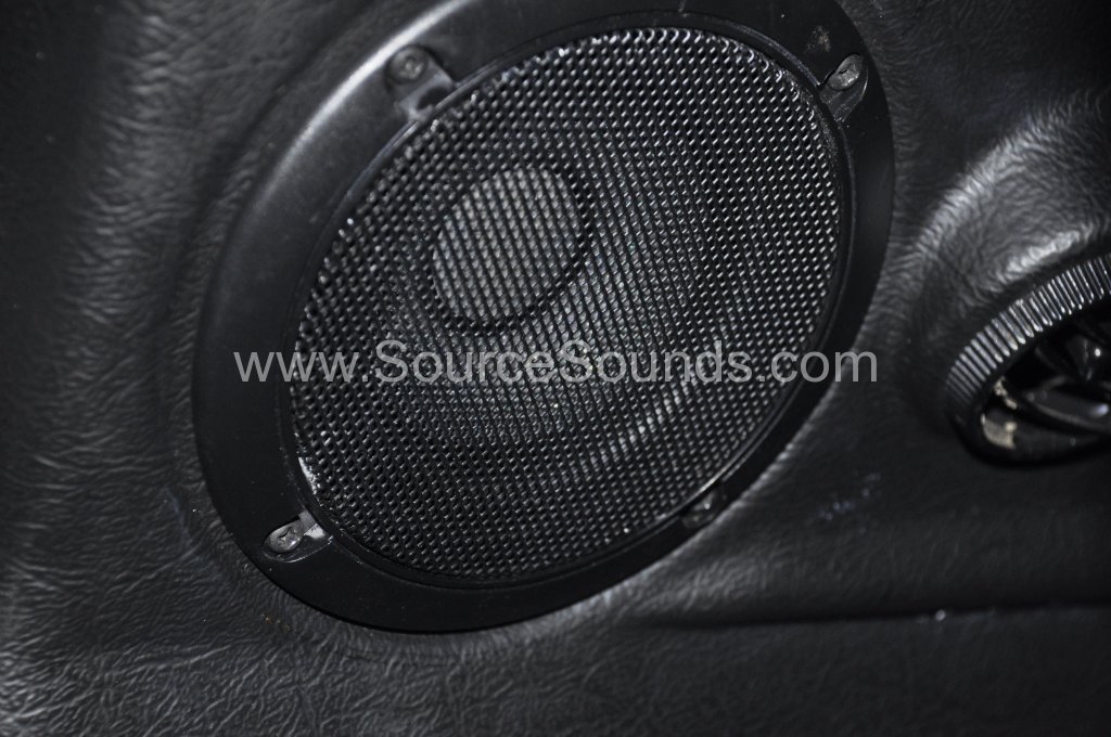 Landrover Defender audio upgrade 006