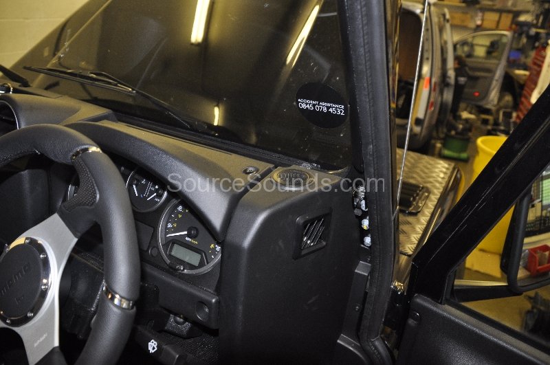 landrover-defender-2008-audio-upgrade-005 landrover-defender-2008-audio-upgrade-005