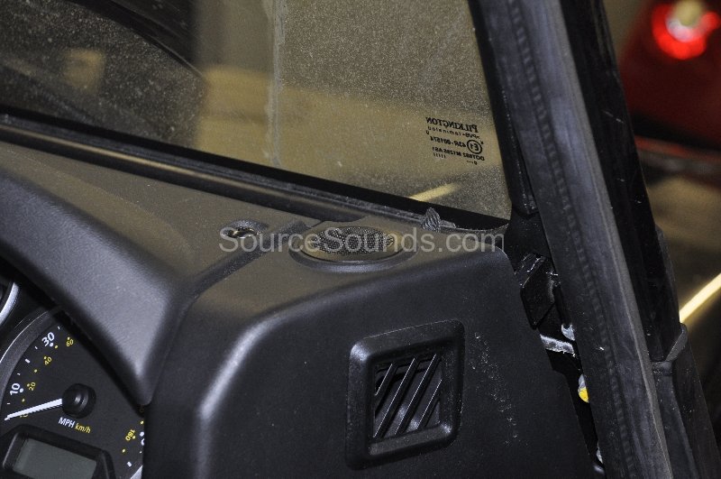 landrover-defender-2010-audio-upgrade-004 landrover-defender-2010-audio-upgrade-004