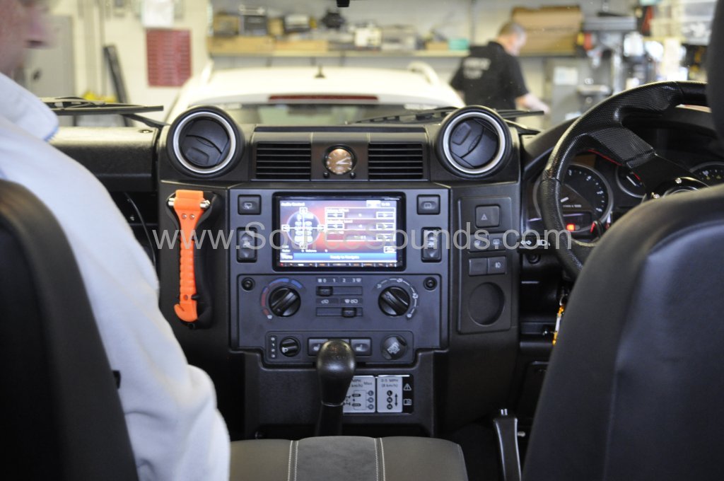 Landrover Defender 2010 DAB upgrade 004