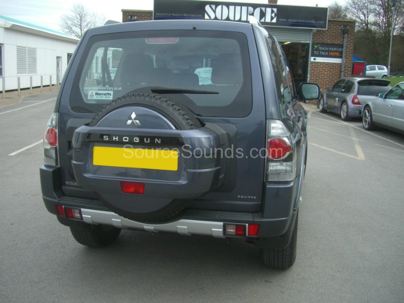 mitsubishi-shogun-2004-reverse-camera-002