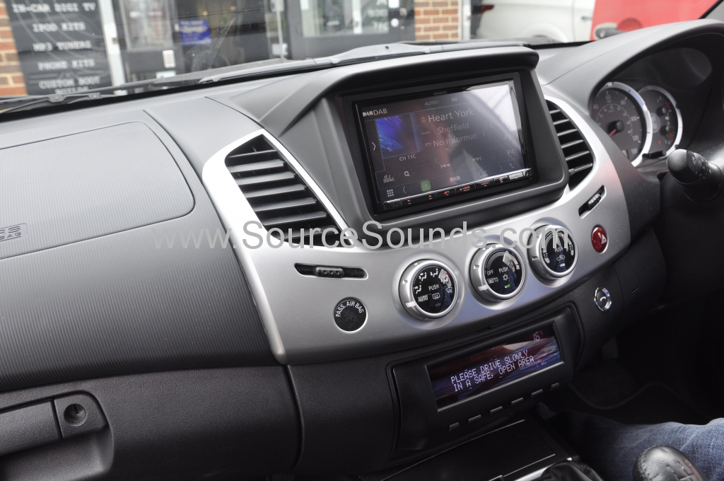 Mitsubishi L200 2015 DAB screen 003