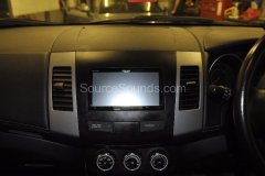 mitsubishi-outlander-2011-reverse-camera-upgrade-002