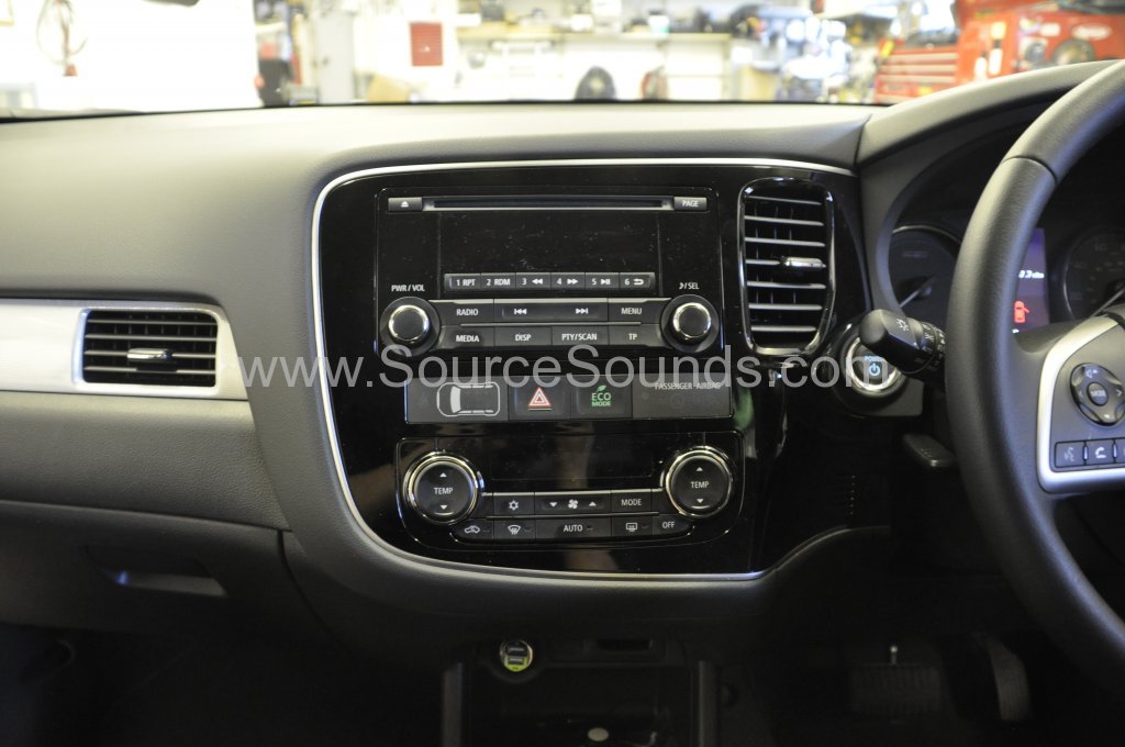 Mitsubishi Outlander PHEV 2015 dab upgrade 003.JPG
