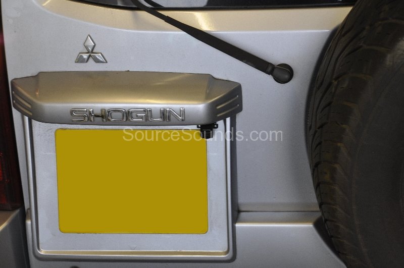 mitsubishi-shogun-2004-reverse-camera-upgrade-002