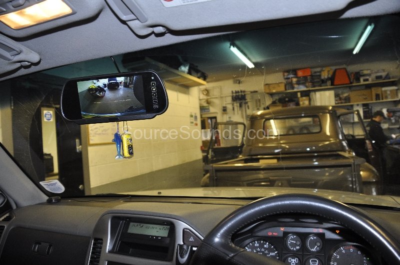 mitsubishi-shogun-2004-reverse-camera-upgrade-005