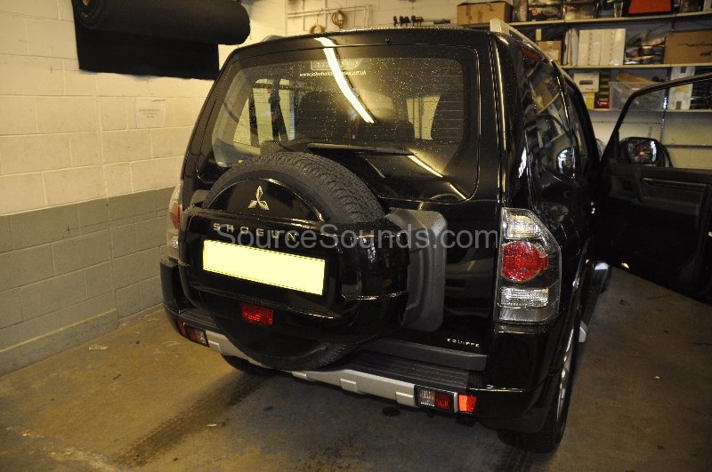 mitsubishi-shogun-2011-reverse-camera-upgrade-002