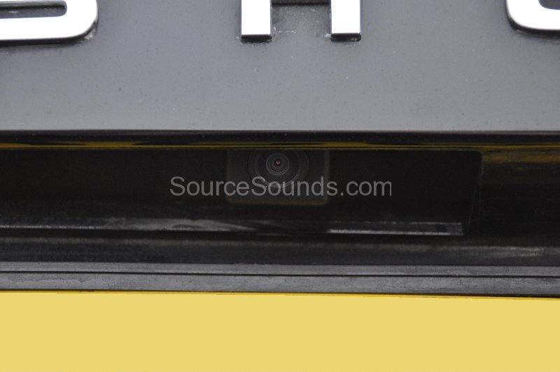 mitsubishi-shogun-2011-reverse-camera-upgrade-005