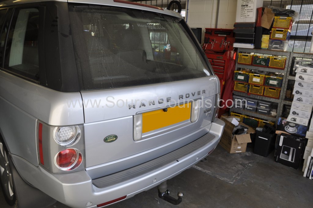 Range Rover Vogue 2007 reverse camera upgrade 004.JPG