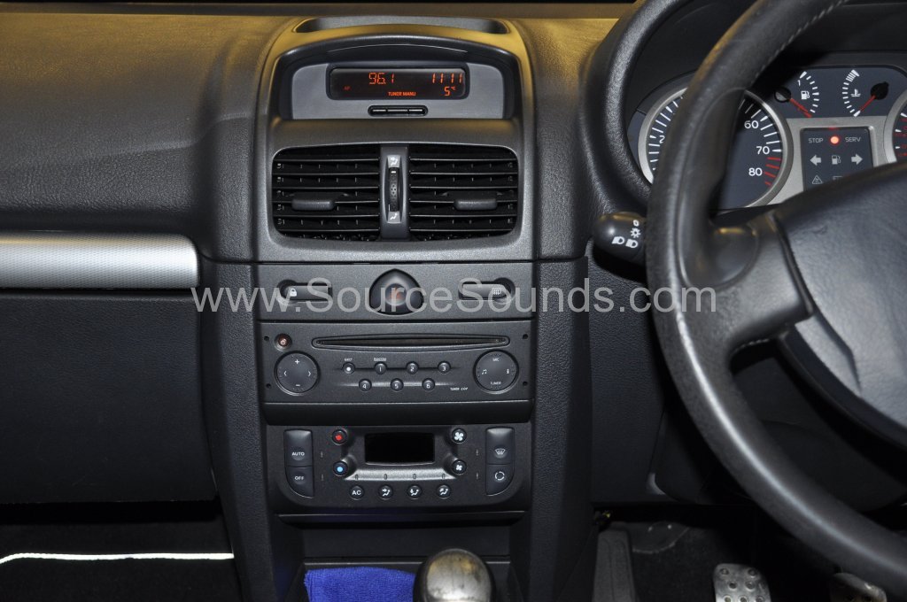 Renault Clio 2003 stereo upgrade 003