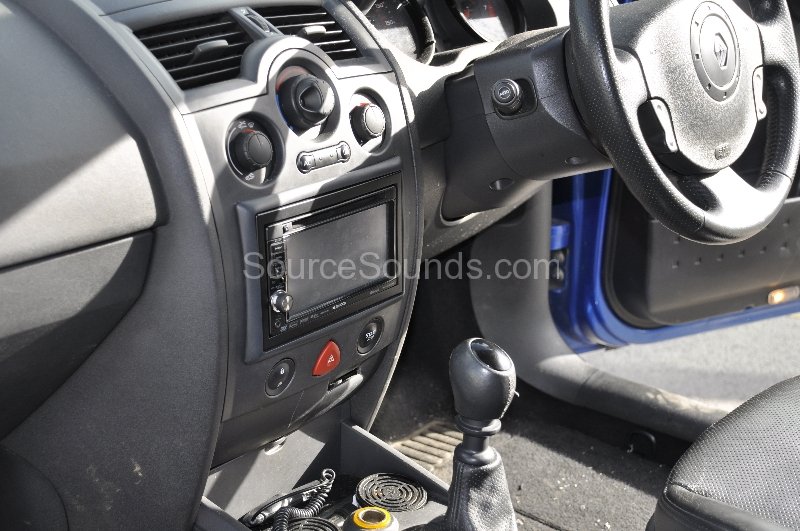 renault-megane-2004-stereo-upgrade-002