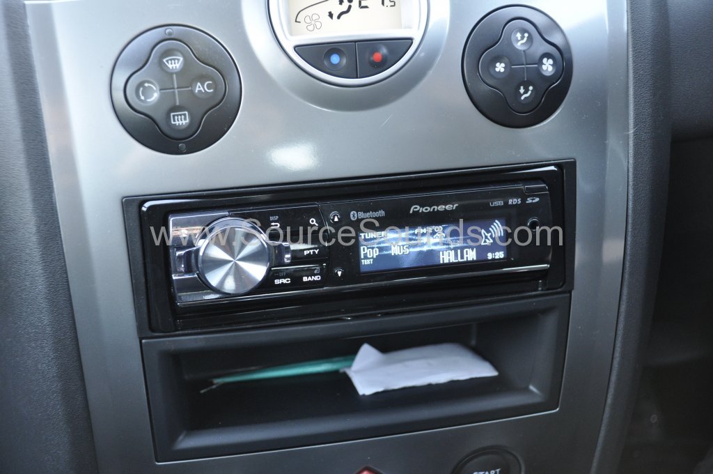 Renault Megane 2006 stereo upgrade 004
