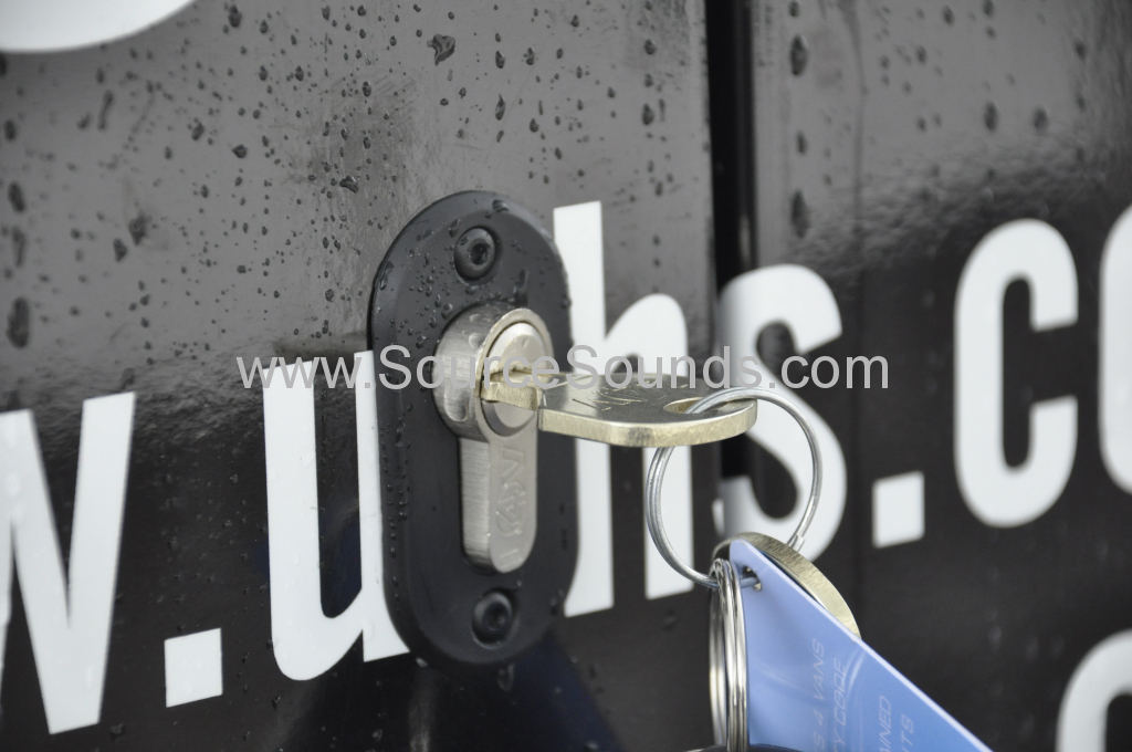 Renault Trafic 2017 security locks 005