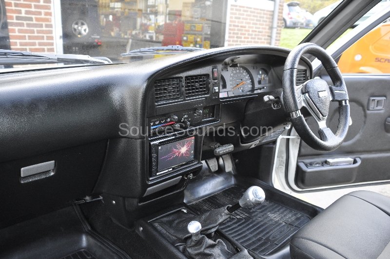 toyota-hi-lux-1997-dab-upgrade-002