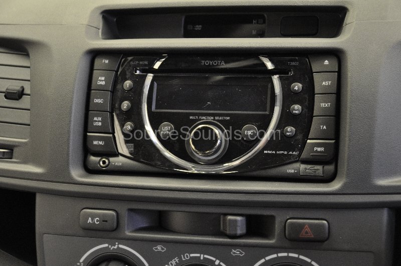 toyota-hi-lux-2006-reverse-camera-upgrade-003