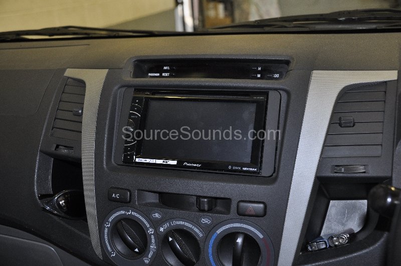 toyota-hi-lux-2006-reverse-camera-upgrade-004