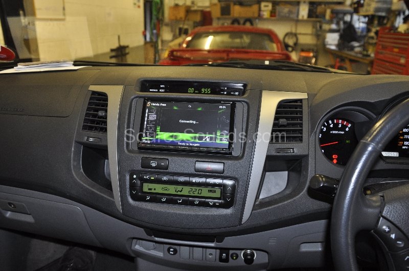 toyota-hi-lux-2010-dab-upgrade-002