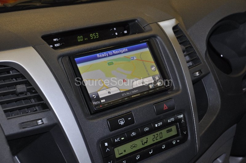 toyota-hi-lux-2010-dab-upgrade-006