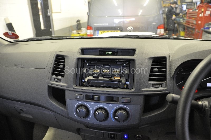 toyota-hi-lux-2013-reverse-camera-upgrade-004