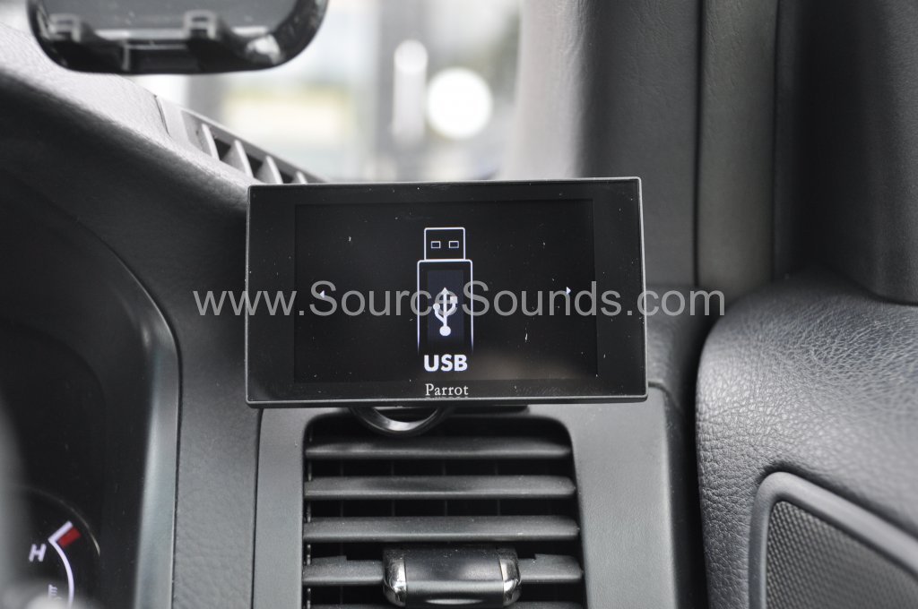 Toyota Landcruiser 2005 parrot asteroid mini upgrade 007