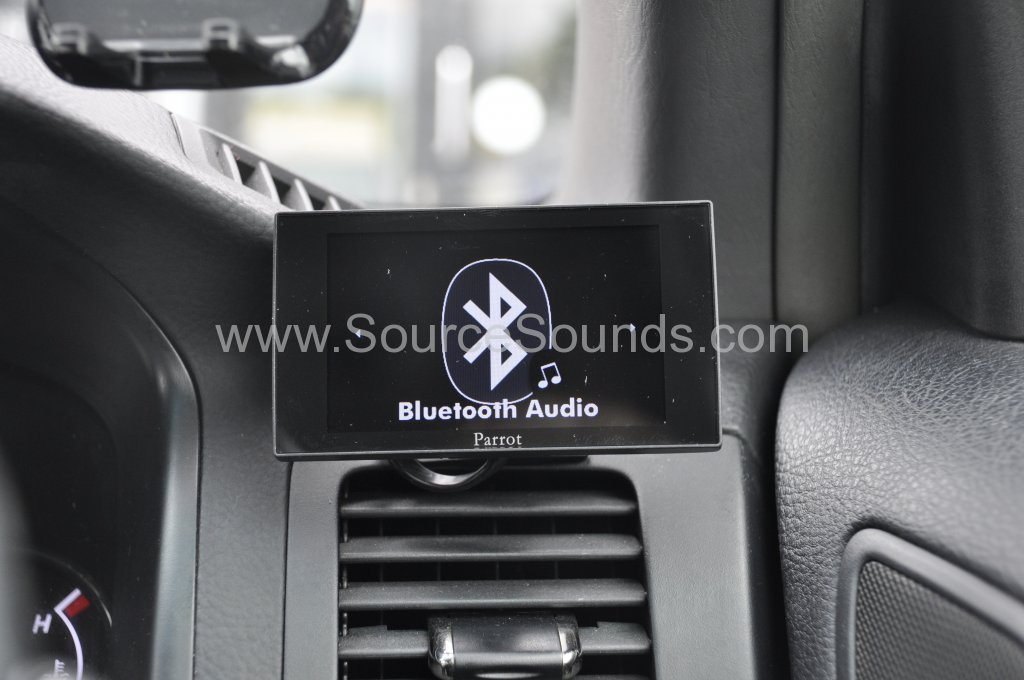 Toyota Landcruiser 2005 parrot asteroid mini upgrade 009