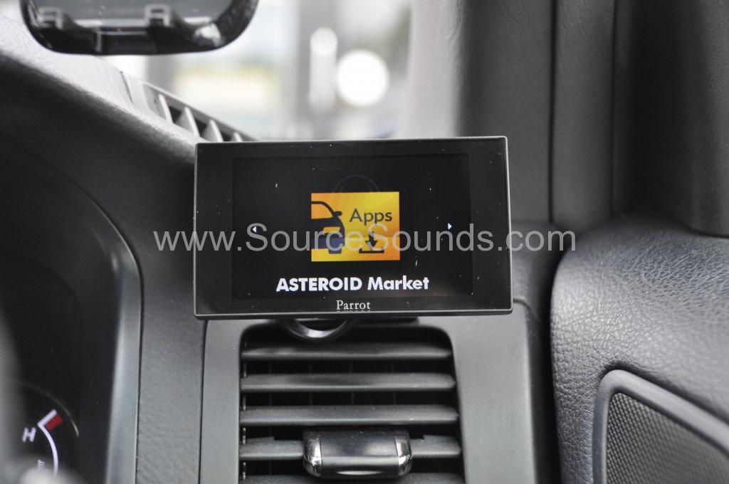 Toyota Landcruiser 2005 parrot asteroid mini upgrade 011