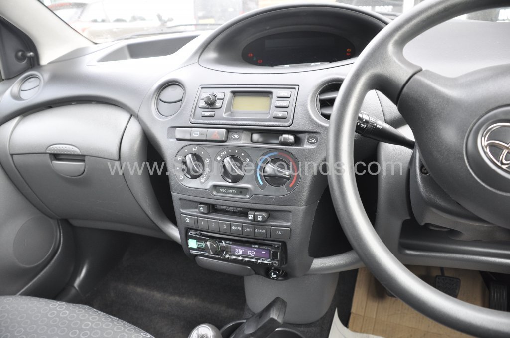 Toyota Yaris 2003 stereo upgrade 003.JPG