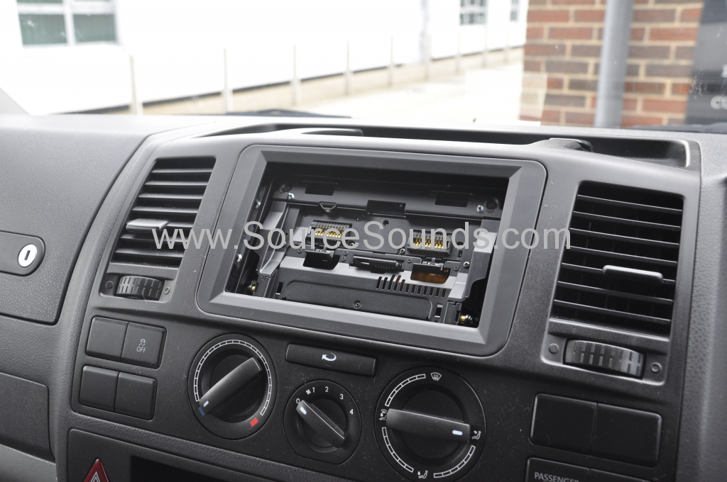 VW T5 2012 DAB screen upgrade 011