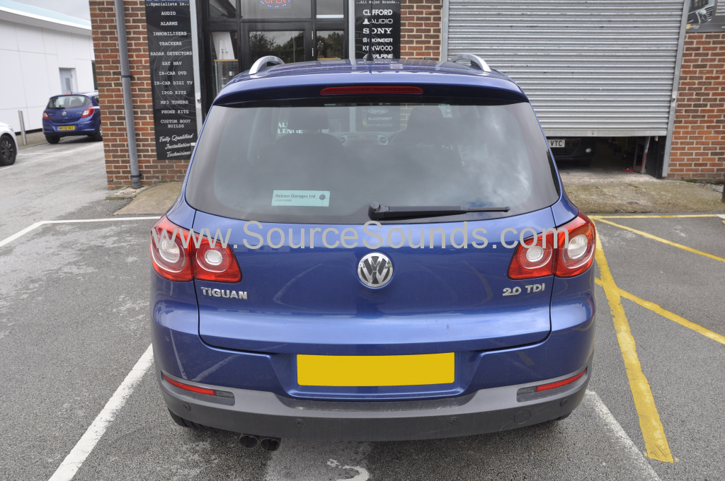 VW Tiguan 2009 DAB upgrade with OEM parking 002